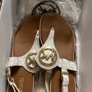 Michael Kors Collection Aubrey Charm Thong Sandals - Vanilla